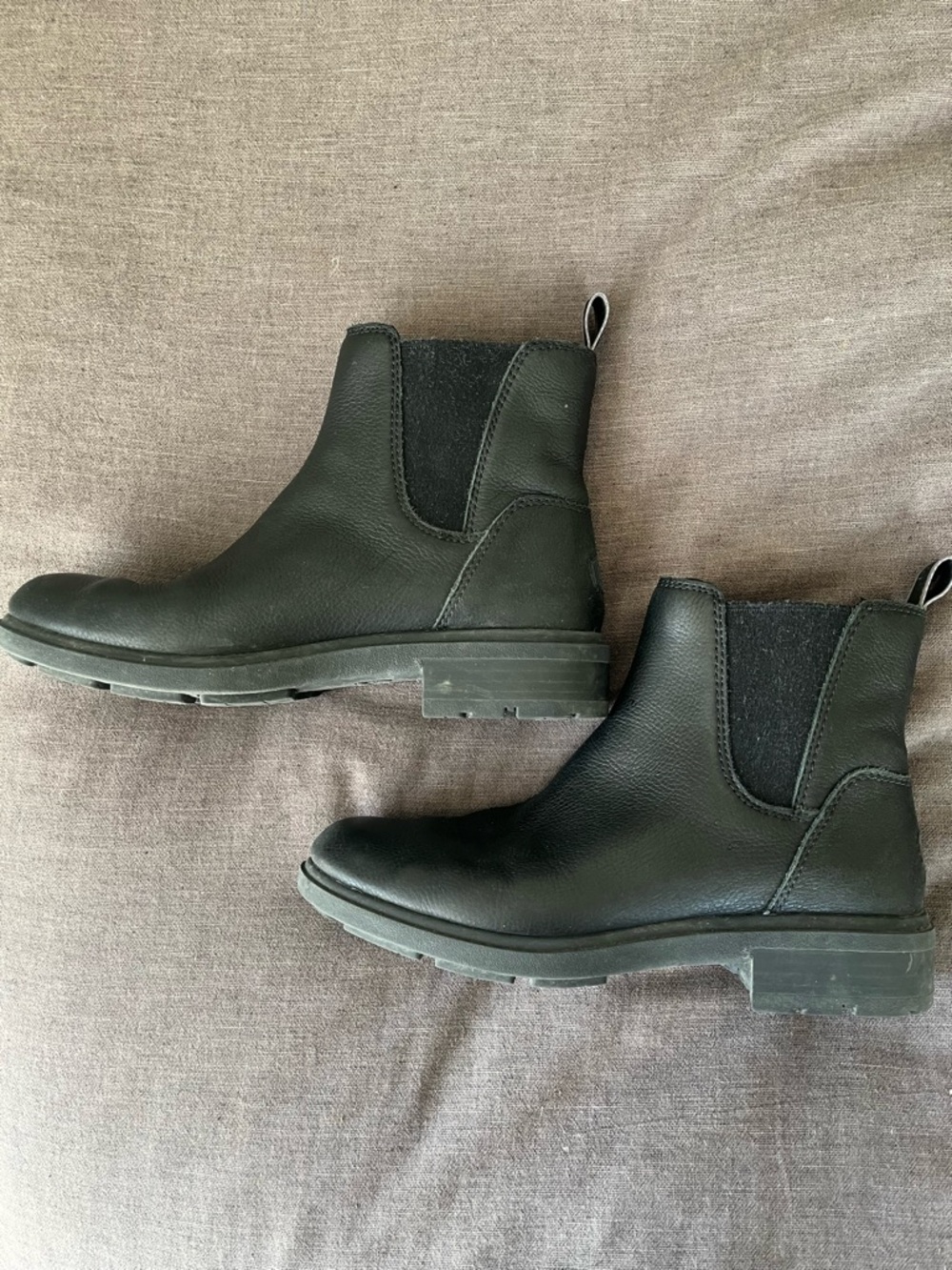 Women’s Black Ugg Chelsea Boots - Classic Slip-On Style, size 9